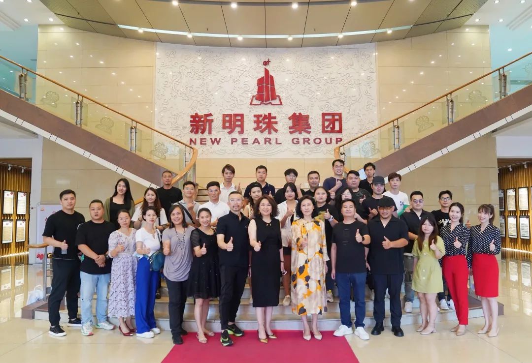 省設(shè)計協(xié)會團(tuán)隊(duì)與路易摩登現(xiàn)代磚總部參觀交流現(xiàn)場圖